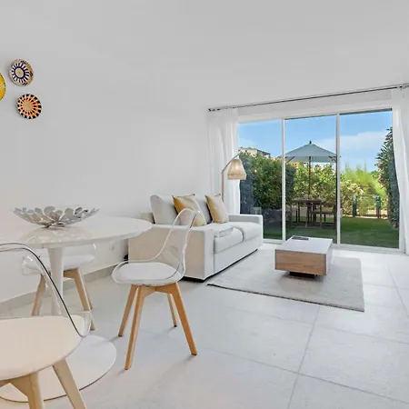 Lenoe, Lagoon Pool Apartment *